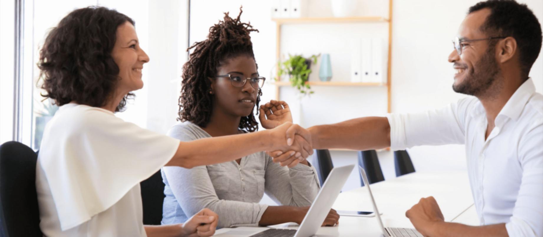 Teilnehmer während einer Übung zur Selbstreflexion